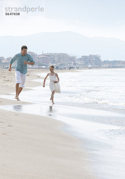 Vater mit Tochter an Strand