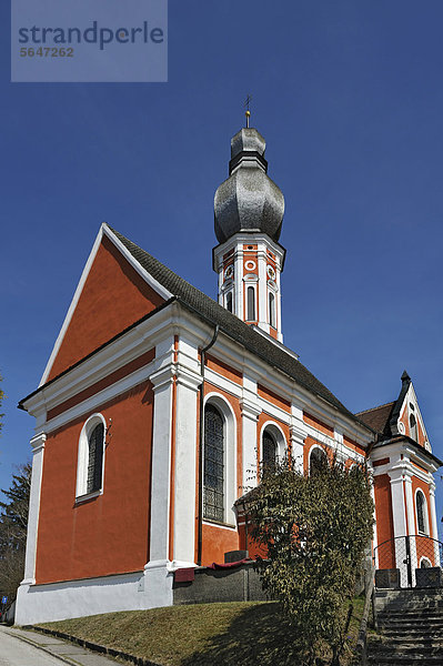 Kirche von Hechenwang mit beschindeltem Zwiebelturm  Bayern  Deutschland  Europa