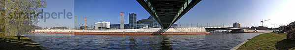 180-Grad-Panorama des Berliner Hauptbahnhofes  Blick über die Spree an der Gustav-Heinemann-Brücke  Berlin  Deutschland  Europa