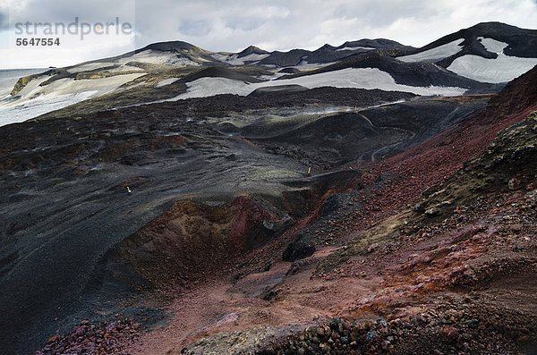 Auf dem Vulkan Fimmvör_uh·ls  Blick auf die erloschene Explosionskrater  Wanderweg zur Hochebene Fimmvörduhals  Su_urland  Sudurland  Süd-Island  Island  Europa
