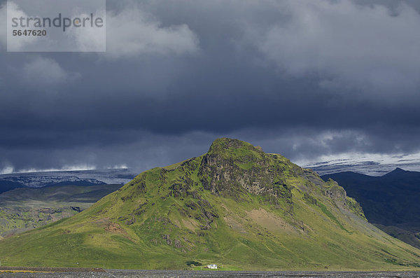 Berg und Bauernhof  Ring-Straße  Su_urland  Sudurland  Süd-Island  Island  Europa