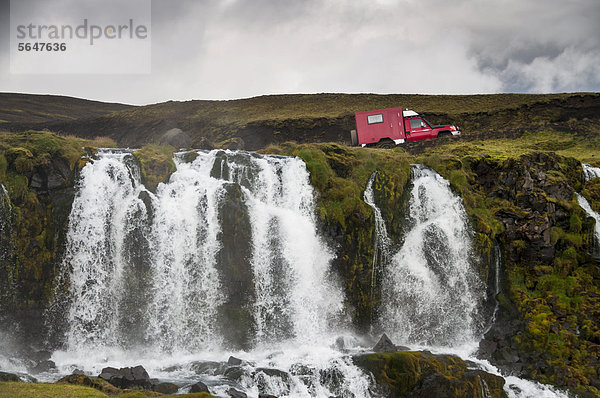 Auto durchquert Furt oberhalb des Wasserfalls am Fluss Holms·  Landschaft bei MÊlifell  Maelifell  Hochland  Island  Europa