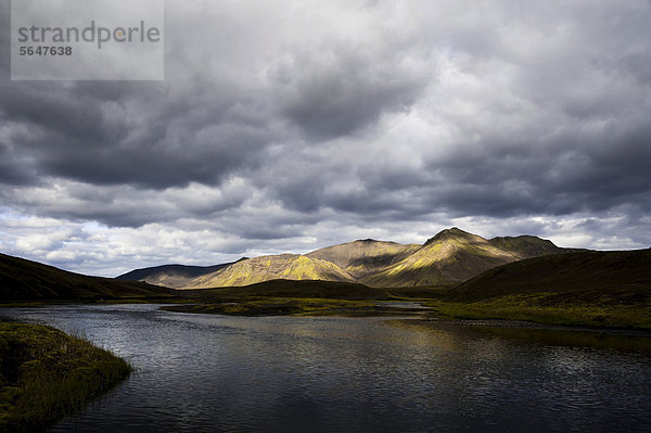 Fluss und mit Moos bewachsene Berge  Landschaft bei Eldgj·  Hochland  Island  Europa