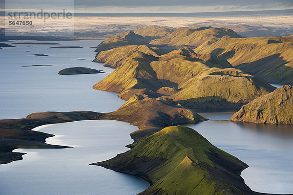 Berg Sveinstindur  Blick vom Gipfel auf den See LangisjÛr bis zum Gletscher Vatnajökull  Hochland  Island  Europa