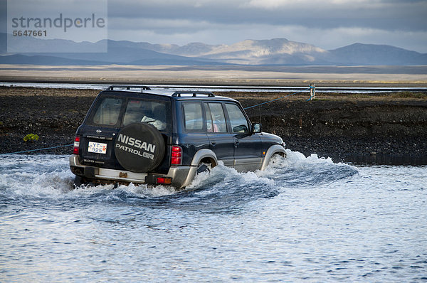 Jeep überquert Fluss  Furt  Hochland  Island  Europa