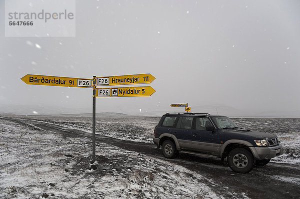 Wegweiser und Jeep auf einer verschneiten Hochlandpiste  Sprengisandur  Hochland  Island  Europa