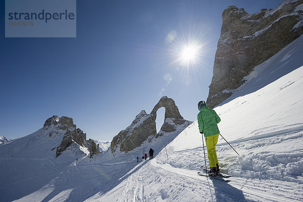 Skitourenläufer  verschneite Berglandschaft  Aiguille Percee  Tignes  Val d'Isere  Savoyen  Alpen  Frankreich  Europa