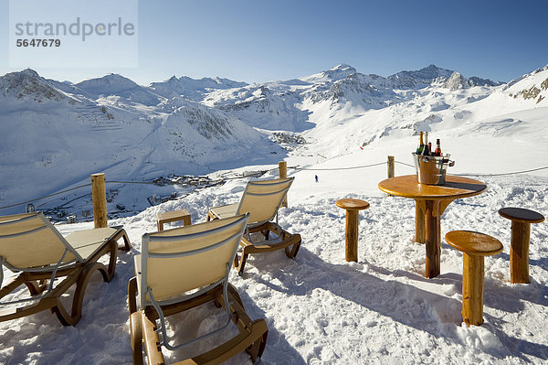 Champagnerflaschen in einer Bar  verschneite Berglandschaft  Tignes  Val d'Isere  Savoyen  Alpen  Frankreich  Europa