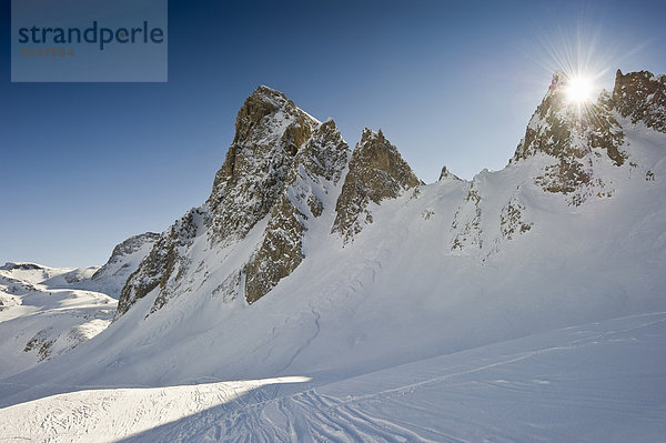 Tiefschnee mit Berggipfeln und Sonne  Tignes  Val d'Isere  Savoyen  Alpen  Frankreich  Europa