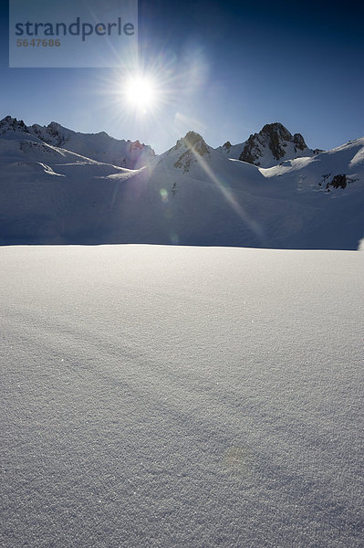 Tiefschnee mit Berggipfeln und Sonne  Tignes  Val d'Isere  Savoyen  Alpen  Frankreich  Europa