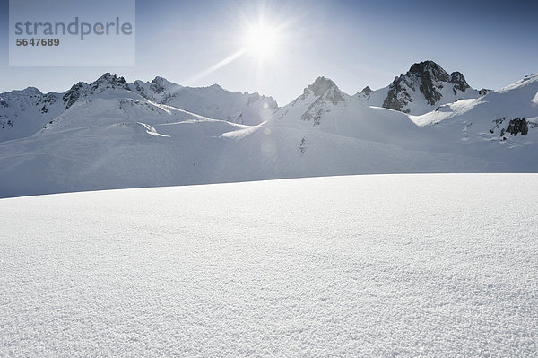 Tiefschnee mit Berggipfeln und Sonne  Tignes  Val d'Isere  Savoyen  Alpen  Frankreich  Europa