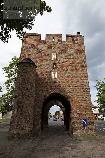 Deutschland  Nordrhein-Westfalen  Zulpich  Blick auf das historische Stadttor