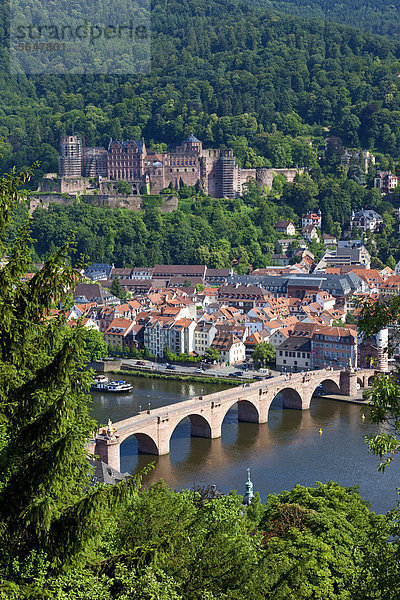 Deutschland  Baden-Württemberg  Heidelberg  Blick auf das Heidelberger Schloss und die Altstadt mit dem Neckar