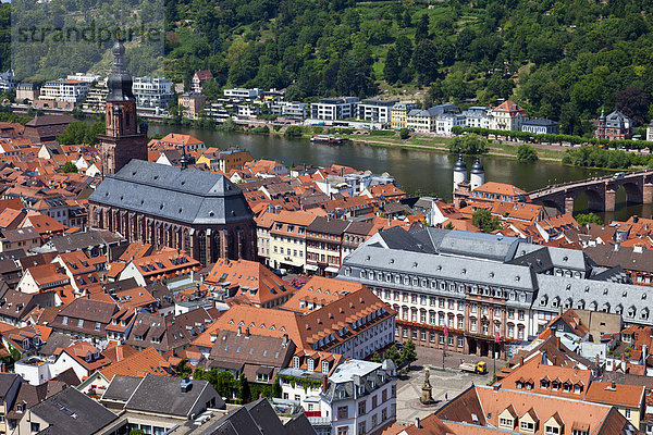 Deutschland  Baden Württemberg  Heidelberg  Blick auf Altstadt und Heiliggeistkirche mit Neckar
