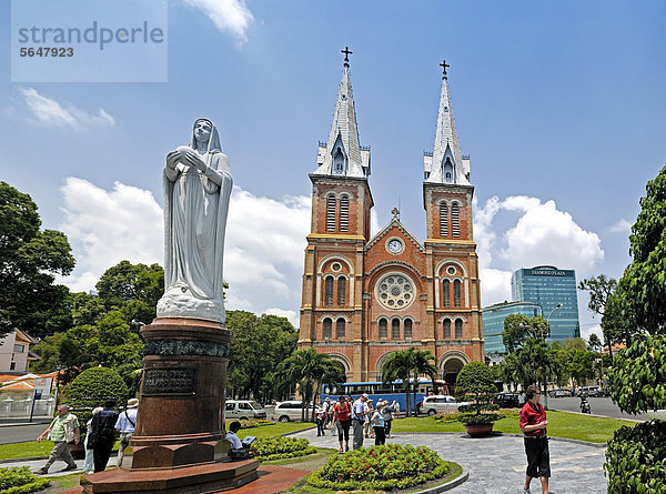 Katholische Kathedrale Notre Dame  Nha Tho Duc Ba  Kirche unserer lieben Frau  mit Marienstatue  hinten Diamond Plaza Einkaufszentrum  Saigon  Ho Chi Minh Stadt  Vietnam  Südostasien