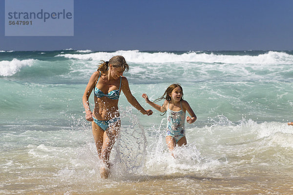 Mutter und Tochter baden am Strand Praia da Castelejo  Atlantikküste  Algarve  Portugal  Europa