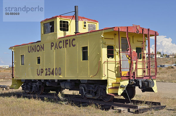 Ausrangierte Lok der Union Pacific Railway  größte Eisenbahngesellschaft der USA für Güterverkehr  Walden  State Road 125  Colorado  USA  ÖffentlicherGrund