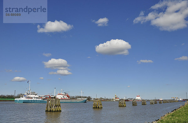 Frachter auf dem Nord-Ostsee-Kanal bei Brunsbüttel  Schleswig-Holstein  Deutschland  Europa