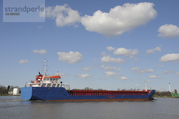 Frachter auf dem Nord-Ostsee-Kanal bei Brunsbüttel  Schleswig-Holstein  Deutschland  Europa