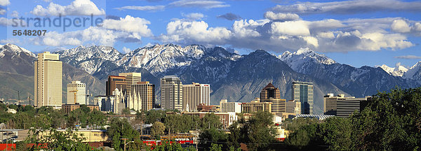 Panoramablick auf die Skyline von Salt Lake City  hinten die schneebedeckte Wasatchkette  Utah  USA
