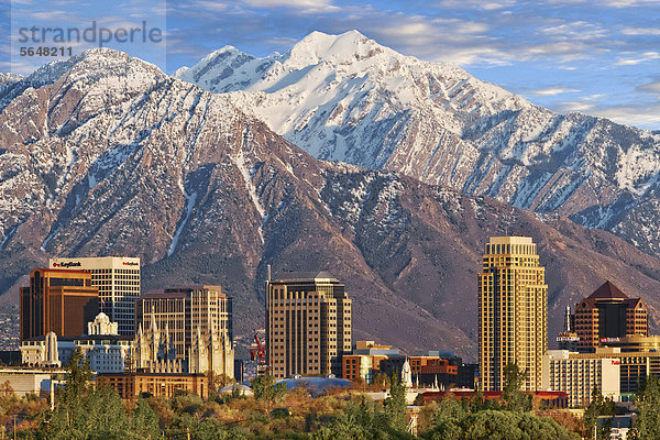 Skyline der Innenstadt von Salt Lake City  hinten die hoch aufragende Wasatchkette  Utah  USA