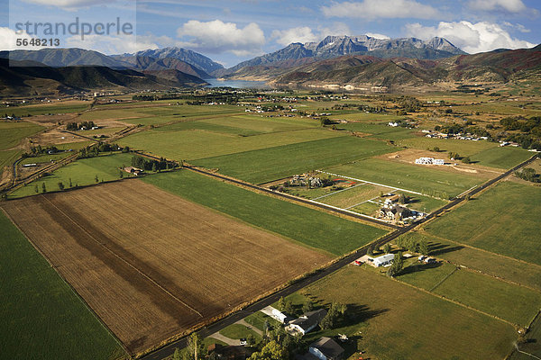 Luftaufnahme  Felder und Weiden im Tal Heber Valley  mit dem See Deer Creek Reservoir und dem Mount Timpanogos in der Ferne  Nord-Utah  USA
