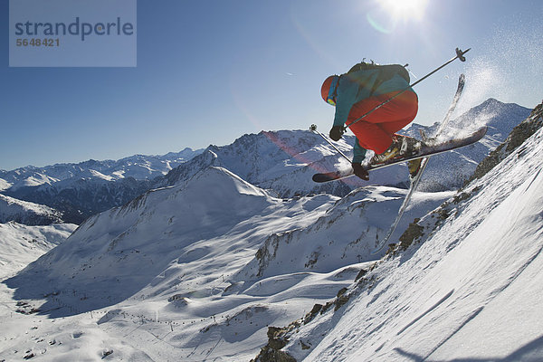 Österreich  Tirol  Ischgl  Mann Skispringen im Schnee