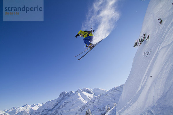Österreich  Arlberg  Warth  Mid adult man skiing