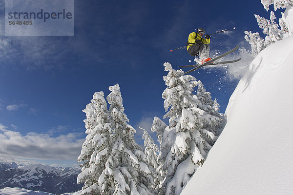 Österreich  Tirol  Kitzbühel  Junger Mann beim Skifahren
