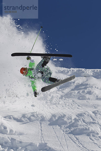 Österreich  Tirol  Kitzbühel  Mid adult man crash beim Skifahren