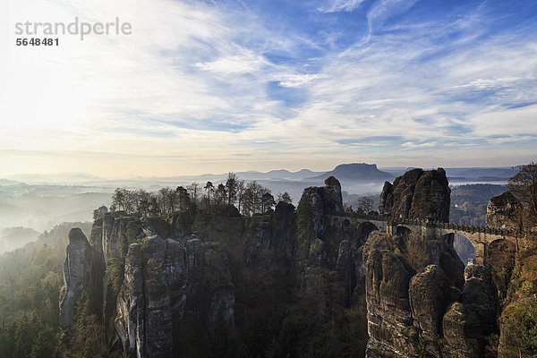 Deutschland  Sachsen  Blick auf den Nationalpark Sächsische Schweiz bei Sonnenuntergang