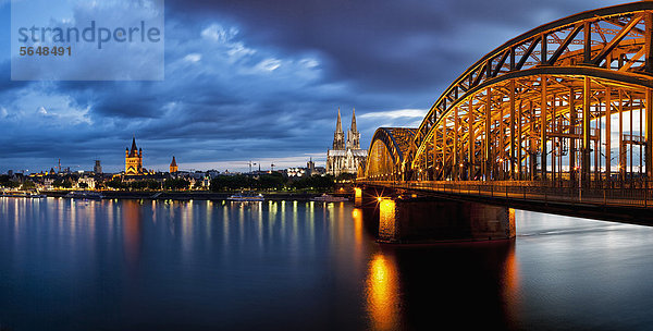 Deutschland  Köln  Blick auf den Kölner Dom  die Hohenzollernbrücke und die Große Martinskirche mit dem Rhein