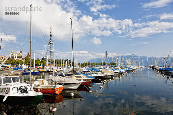 Schweiz  Lausanne  Ansicht der im Hafen liegenden Segelschiffe