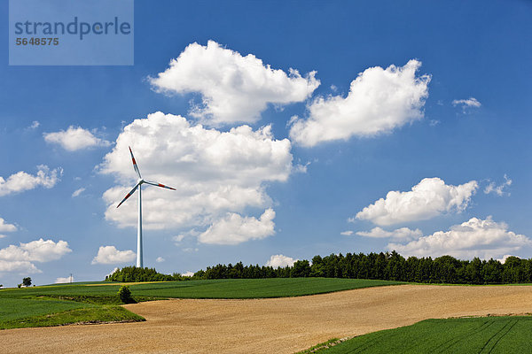 Deutschland  Bayern  Blick auf Windkraftanlage im Feld