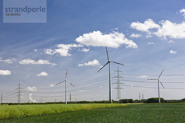 Deutschland  Bayern  Blick auf Windkraftanlage und Strommast