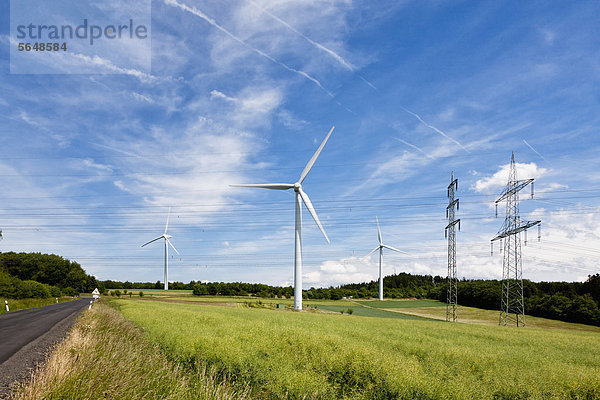 Deutschland  Bayern  Blick auf Windkraftanlage und Strommast