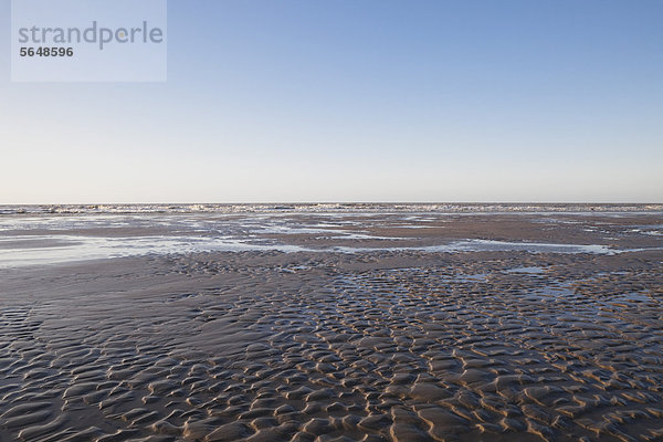 Belgien  Flandern  Blick auf Strand mit Nordsee