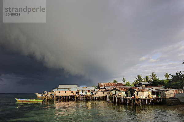 Eine Gewitterfront trifft auf die Küste  Kota Biak  Insel Biak  Insel Papua Neuguinea  Indonesien  Südostasien