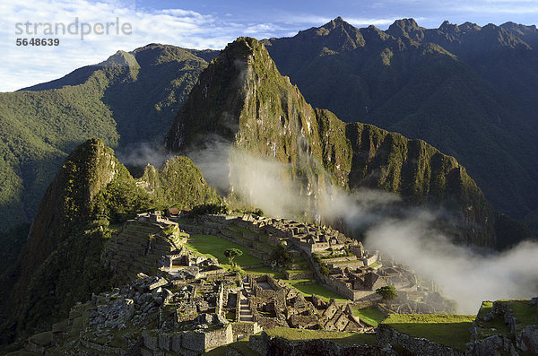 Inka-Ruinenstadt Machu Picchu in den Anden  UNESCO Weltkulturerbe  Urubamba-Tal  bei Cusco  Peru  Südamerika