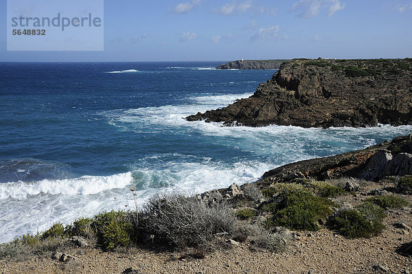 nahe Europa Steilküste Küste Menorca Balearen Balearische Inseln Mittelmeer Spanien steil