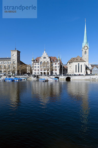 Zürcher Altstadt an der Limmat mit der St. Peterskirche  Zürich  Schweiz  Europa