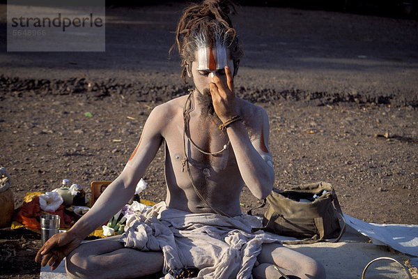 Sadhu oder Bettelmönch oder Wander-Asket  Pranayama Atem-Meditation  Mandu  Madhya Pradesh  Indien  Asien