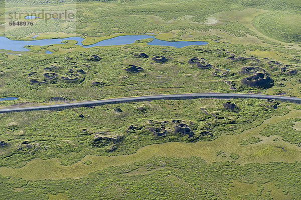 Luftaufnahme  Straße  Pseudokrater  Landschaft am Binnensee M_vatn oder Myvatn  Nordisland  Island  Europa