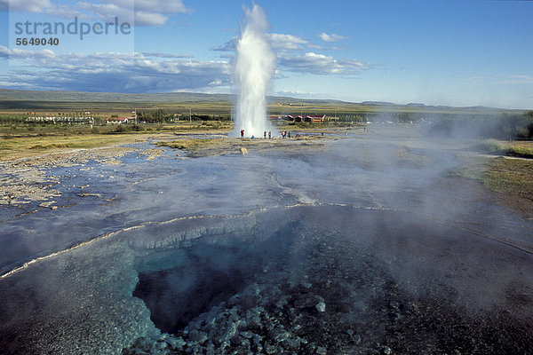 Touristen beobachten Dampfsäule  Wassersäule  Geysir Strokkur  Tal Haukadalur  Golden Circle  Su_urland  Sudurland  Süd-Island  Island  Europa