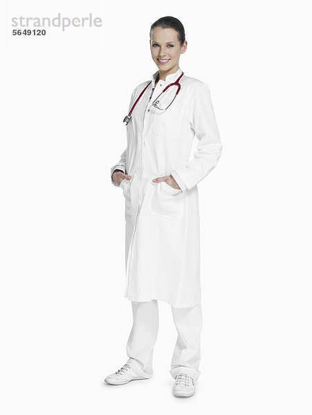 Ärztin mit Stethoskop  lächelnd  Portrait