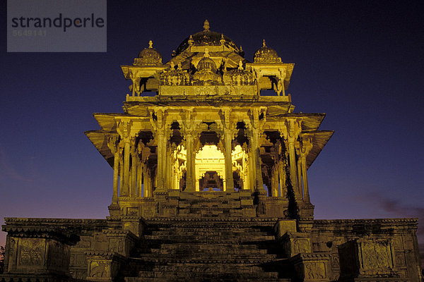 Beleuchteter 84-Säulen-Cenotaph  Grabdenkmal oder Grabmal  Bundi  Rajasthan  Indien  Asien