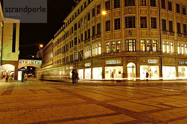 Maendler Modegeschäft  Boutique  mit vorbeifahrender Straßenbahn bei Nacht  Maffeistraße  München  Oberbayern  Deutschland  Europa