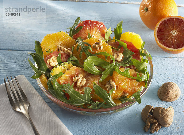 Orangen- und Rucola-Salat auf Teller mit Walnuss garniert