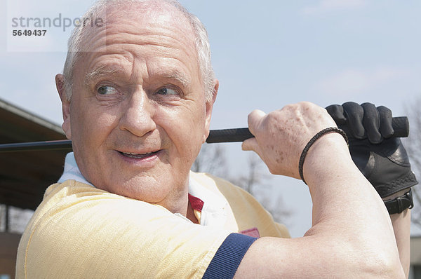 Deutschland  Nordrhein-Westfalen  Düsseldorf  Golfer beim Golfen  Nahaufnahme