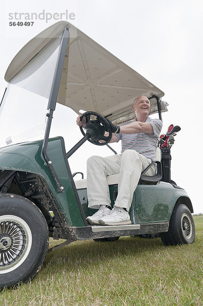 Deutschland  Nordrhein-Westfalen  Düsseldorf  Golfer sitzend im Golfwagen